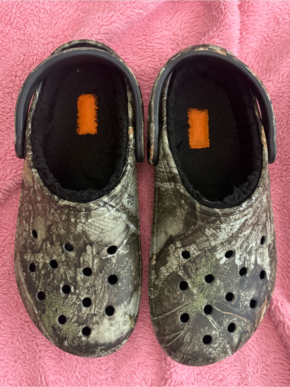 CROCS Women's Realtree Camo Fuzzy Lined Clogs - Black & Green